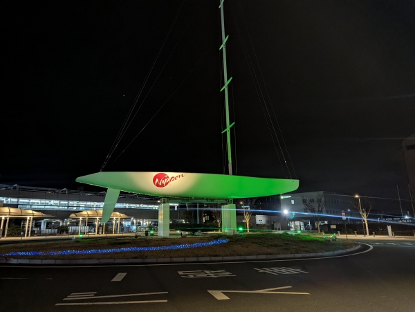 蒲郡駅南口前ヨット「ニッポンチャレンジ号」　